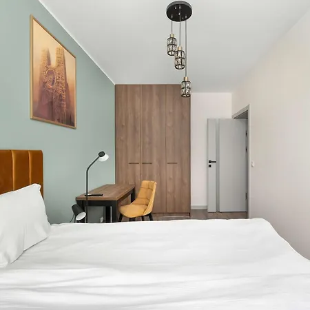 Stylish For 6 With Balcony Near The Main Square By Renters Appartamento