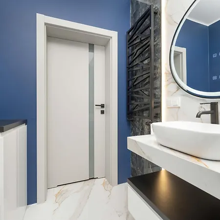 Stylish For 6 With Balcony Near The Main Square By Renters Appartamento