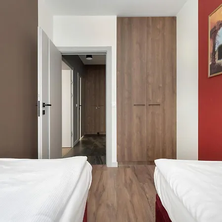Stylish For 6 With Balcony Near The Main Square By Renters Appartamento *
