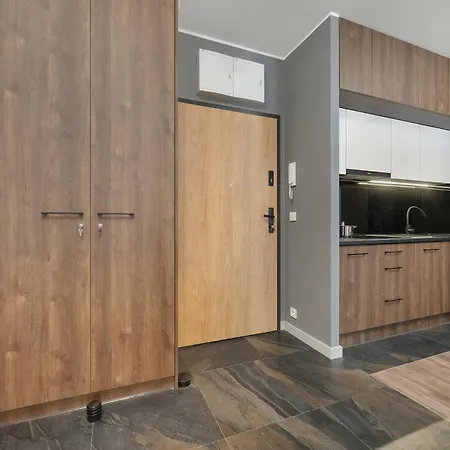 Stylish For 6 With Balcony Near The Main Square By Renters Appartamento *