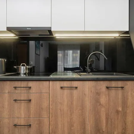 Stylish For 6 With Balcony Near The Main Square By Renters Appartamento *