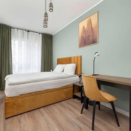 Stylish For 6 With Balcony Near The Main Square By Renters Appartamento