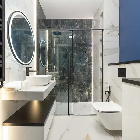 Stylish For 6 With Balcony Near The Main Square By Renters Appartamento *