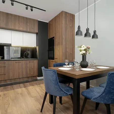 Stylish For 6 With Balcony Near The Main Square By Renters Appartamento *
